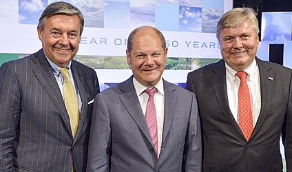 Celebrating in 150 Years of DNV GL Hamburg: Michael Behrendt (v. l.), Chairman of the Executive Board of Hapag Lloyd AG, Olaf Scholz, First Mayor of the Free and Hanseatic City of Hamburg, and Henrik O. Madsen, President and CEO of the DNV GL Group.